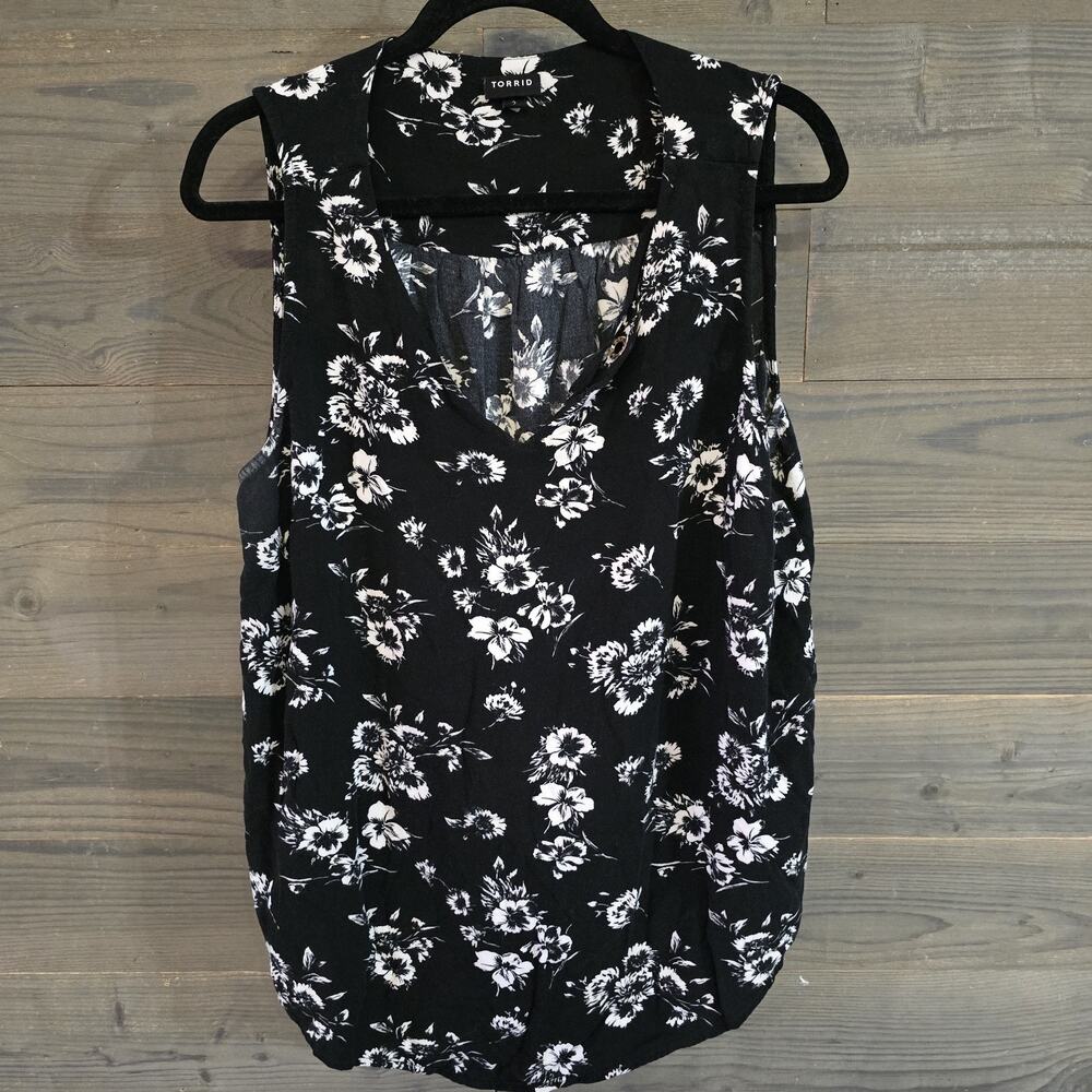 Torrid Women's Size 2 Black White Floral Sleeveless V-Neck Blouse Plus Size